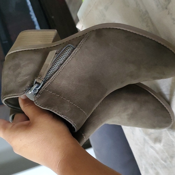 Olive green suaded boot/shoe - Picture 3 of 4